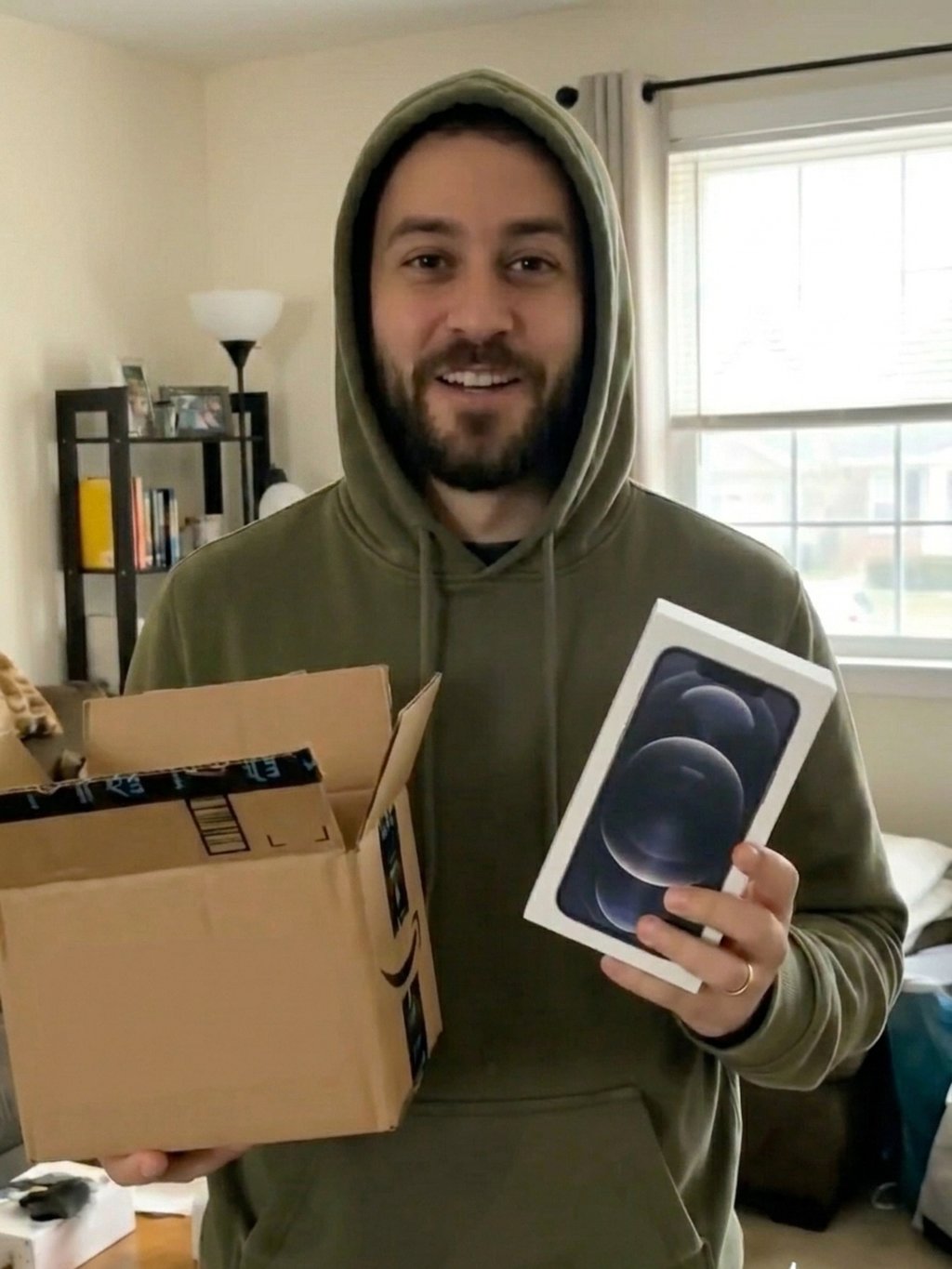 Cliente segurando a caixa recebida e uma caixa de celular lacrada