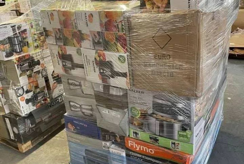 Palete alto de caixas de eletrônicos e eletrodomésticos envelopado em filme plástico